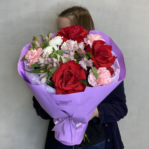 Букет для мамы яркий с розами