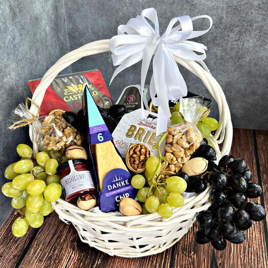 Корзина подарочная виноград сыр