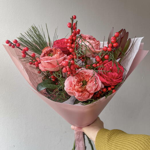 Яркий букет с розами и илексом