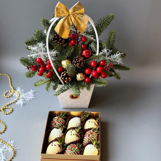 Клубника в бельгийском шоколаде 9 ягод и еловый букет