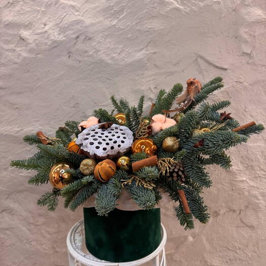 Новогодняя композиция с мандаринами и хлопкомнелу