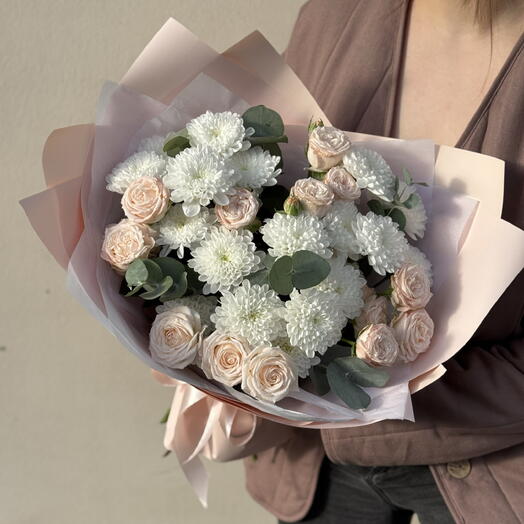 Букет с кустовой пионовидной розой и хризантемой 🌸