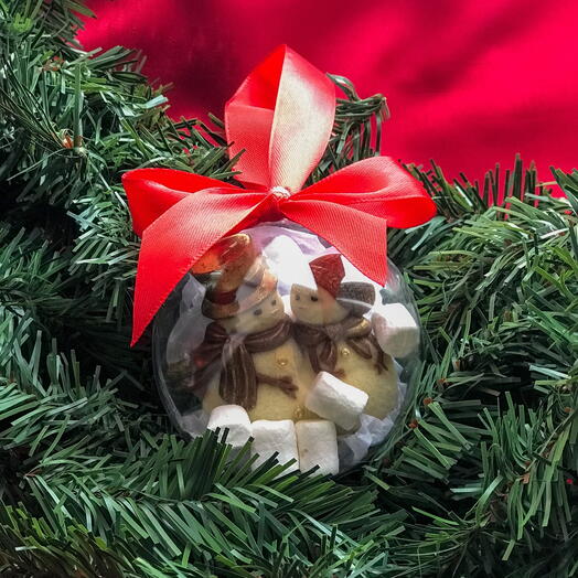 Ёлочный шар с шоколадной фигуркой «Снеговички»