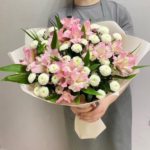 Стойкий букет из белой сантини и розовой альстромерии🌸🤍