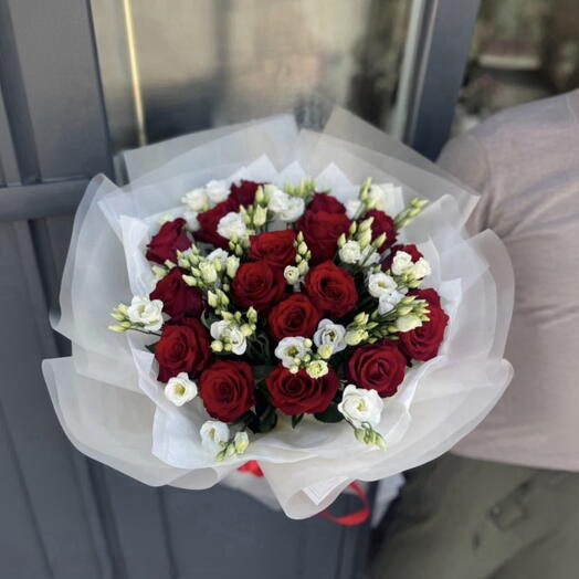 Букетик из 17 роз и эустомы