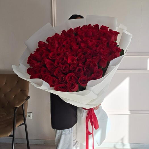101 метровая роза в белом оформление