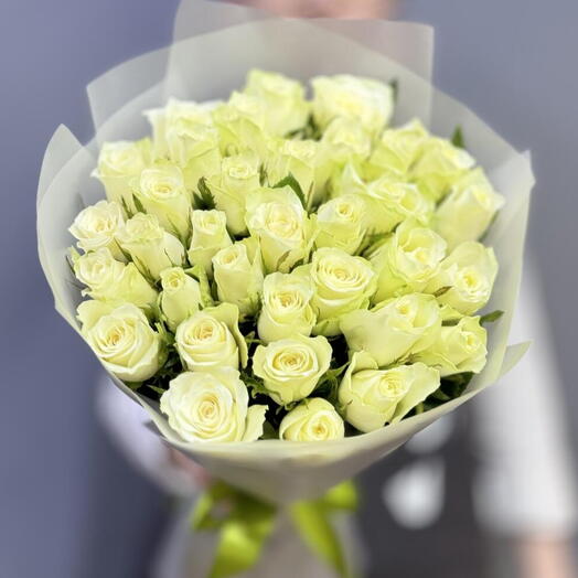 Розы белые 35
