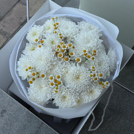 Bouquet with chrysanthemum and chamomile