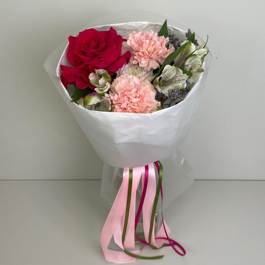 Сборный букет из французской розы, альстромерии, диантусов и хризантемы