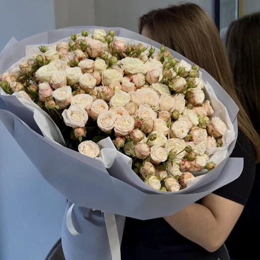 Букет из кремовых кустовых роз