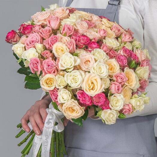 Букет из 35 нежных кустовых роз микс 40см (Кения) под ленту арт. 985459