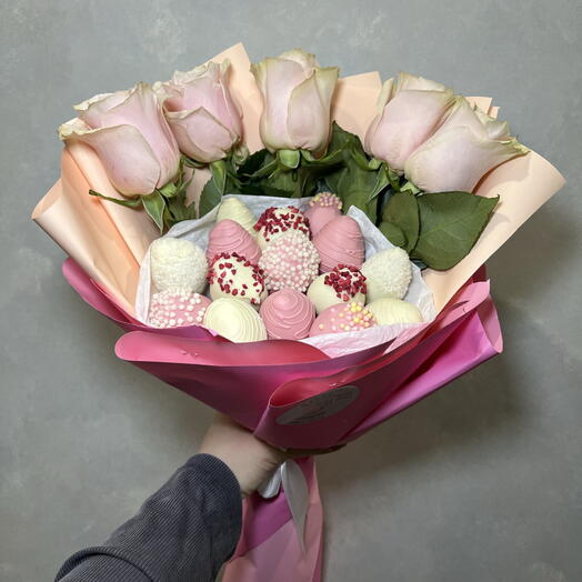 Букет из клубники в шоколаде с розами "Pink"