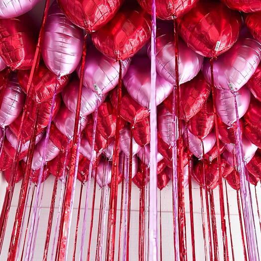 55 сердец под потолок с декором дождиком