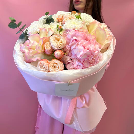 Букет микс из гортензии, пионовидных и французских роз,хризантемы и эвкалипта