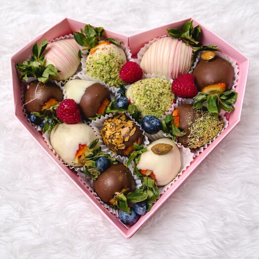 Клубника в шоколаде «Сердце» розовое 12 ягод