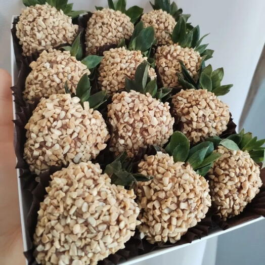 Клубника в молочном шоколаде и арахисе