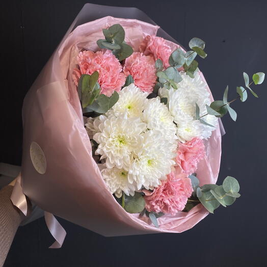 Воздушный букет с хризантемой, диантусами и эвкалиптом🌸