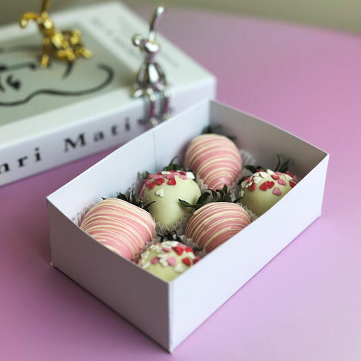 Клубника в белом и розовом шоколаде с сердечками