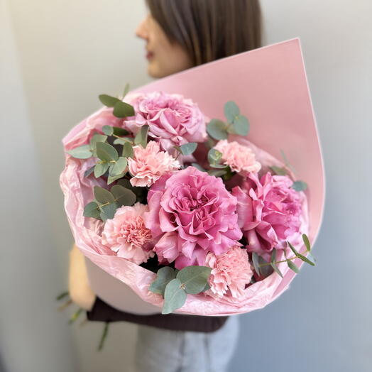 Букет с французскими розами кантри блюз, гвоздикой и эвкалиптом