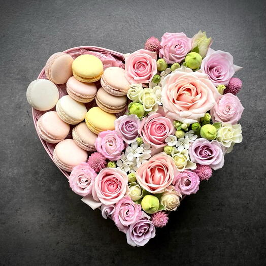 Pink Heart box with macaroons - S