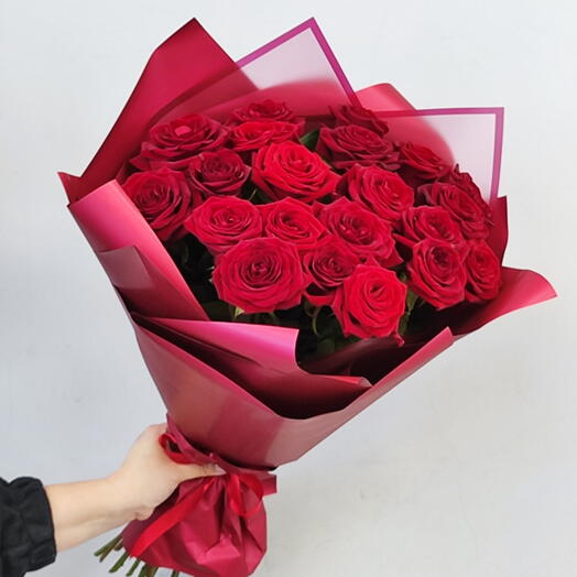 Букет из роз сорта Red Naomi 21 шт