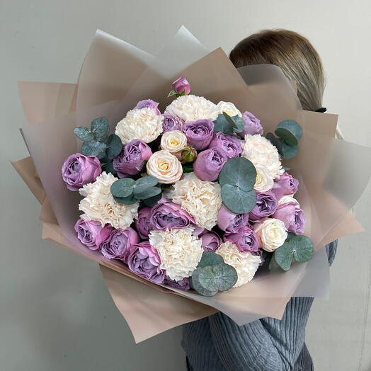 Микс из пионовидных кустовых роз диантуса и эвкалипта