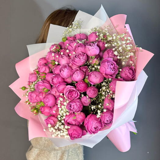 Большой букет из 15 кустовых роз и гипсофилы
