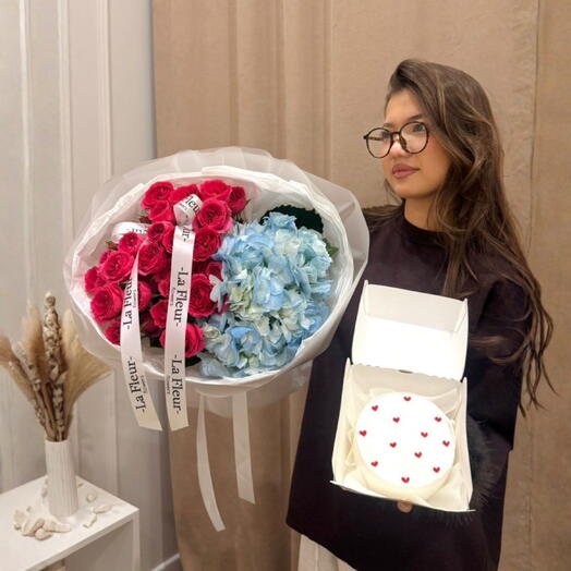 Нежный комплимент— букет из голубой гортензии, розовых кустовых роз и бенто-торт