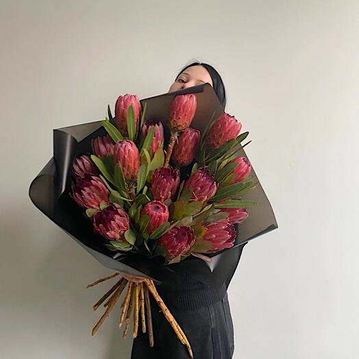 Монобукет из красных африканских протей на 14 февраля