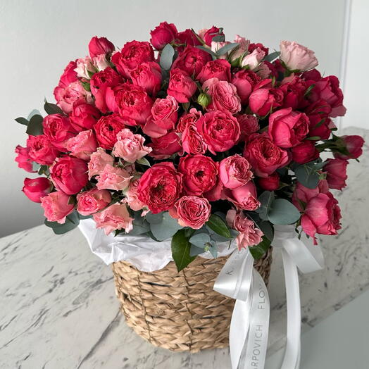 Корзина с кустовыми пионовидными розами Яркая