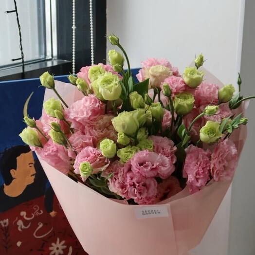 Mono bouquet of lisianthus