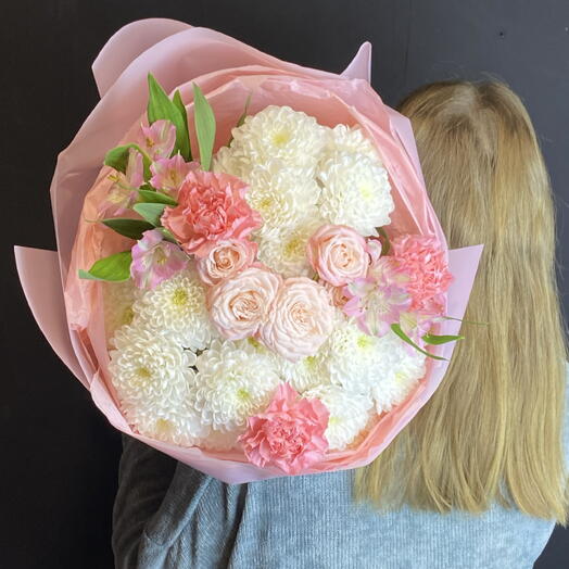 Воздушный персиковый букет с диантусами, альстромерией, пионовидной розочкой и хризантемой