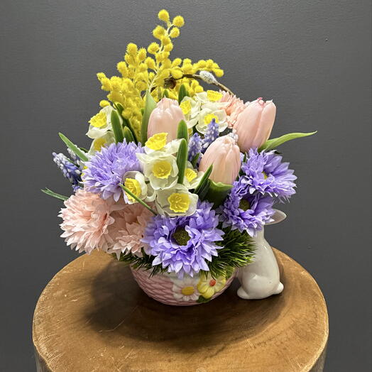 Композиция из тюльпанов и мимозы