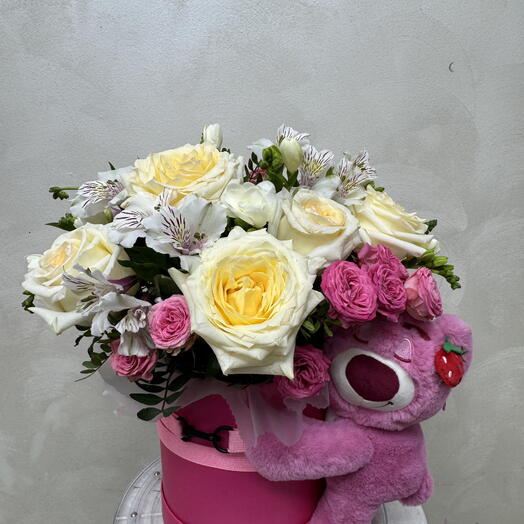 Цветы в коробке с мишкой