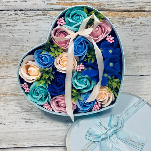 Композиция из мыльных роз в форме сердца. Подарок на 8 Марта для жены, мамы, подруги, руководителя, воспитателя, коллеги