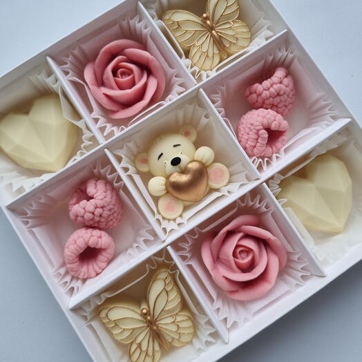 Шоколадный набор с мишкой из белого и клубничного шоколада 💝