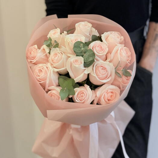 Csokor pomarosa rózsából és eukaliptuszból