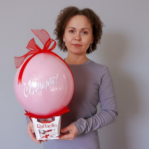 Конфеты Рафаэлло с шаром на 8 марта