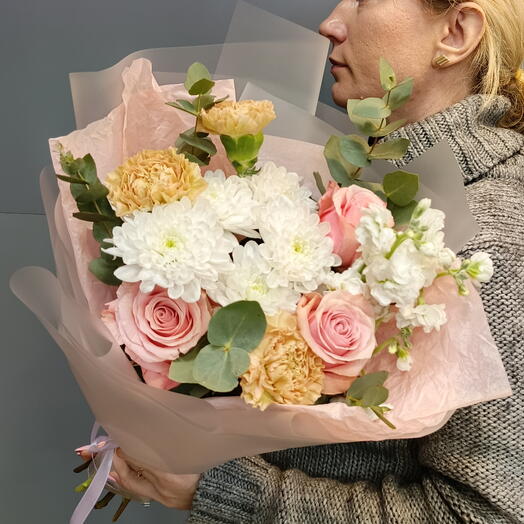 Трендовый букет с нежными розами, эвкалиптом и маттиолой