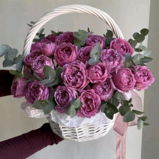 Корзина с пионовидные роз