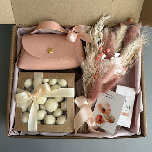 Подарок для девушки с букетом ,косметичкой и конфетами