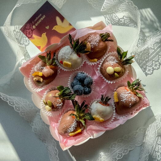 Клубника в шоколаде с сухофруктами