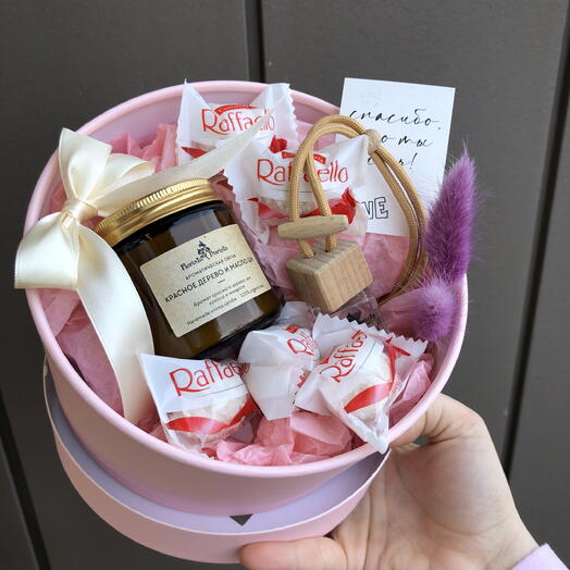 Нежный набор с ароматической свечой и конфетами