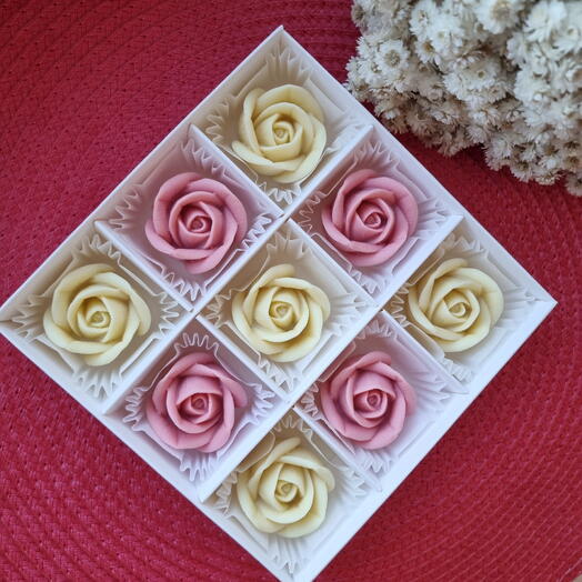 Шоколадные розы из белого и клубничного шоколада 💝