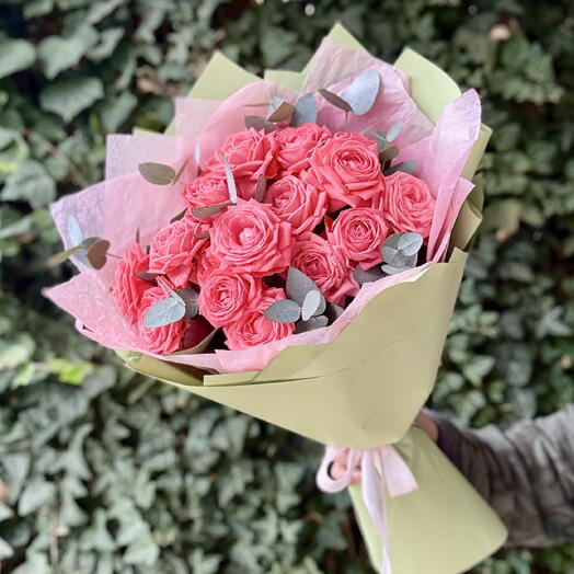 Букет кустовых розовых роз с ароматными веточками эвкалипта 💖