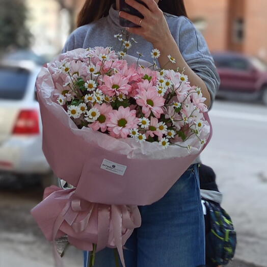 Летний букет с ромашками (хризантемы и танацетум) в розовых оттенках