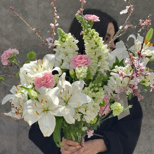 Весенний авторский букет с лилиями