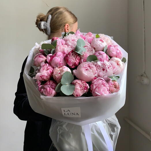 29 розовых пионов с эвкалиптом