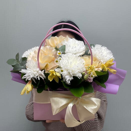 Французские розы с хризантемой в сумочке