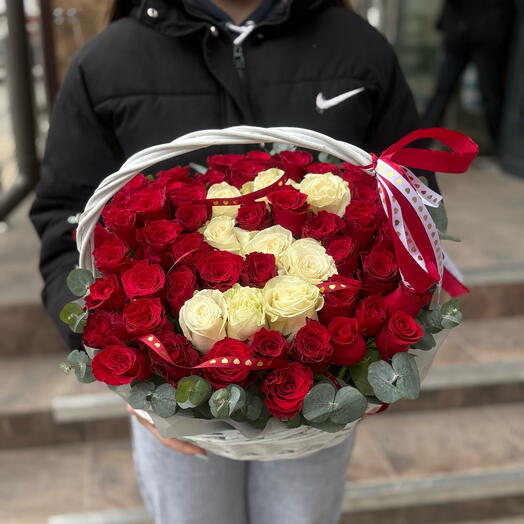 Корзина из роз с вашей буквой